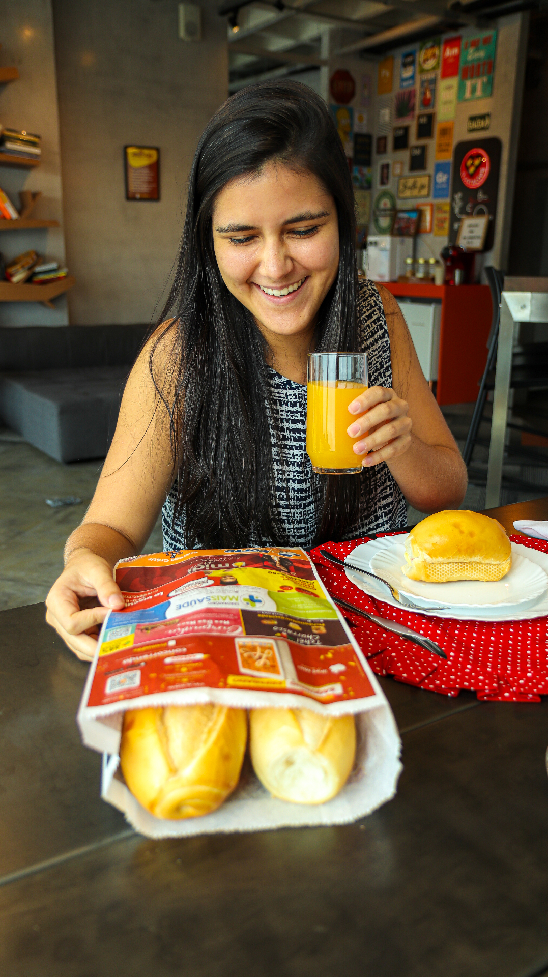 Cliente tomando café da manhã com saco PremiaPão